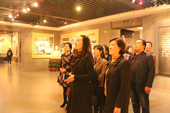 约一程时光踏春扫墓 人民英雄永垂不朽.jpg